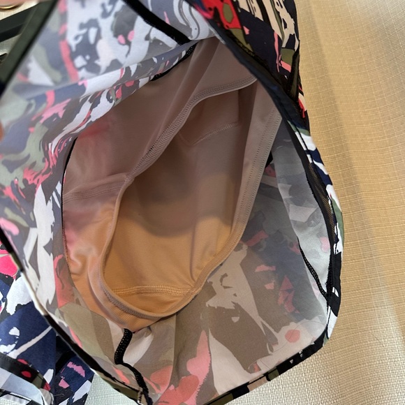 Rare!!! Lululemon Hotty Hot Short (Long) 4” Sz8
Pop Cut Boom Juice Multi/ Black - Picture 9 of 13